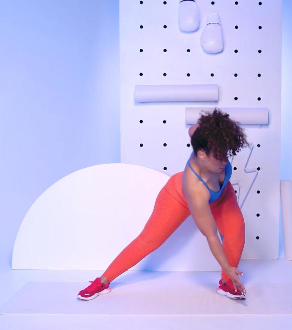 Een vrouw voert de lateral lunge uit